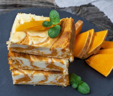 fırında peynirli kek süzme peynir kabak ve taze sebze, en iyi görünümü parçaları ile kare parçaları