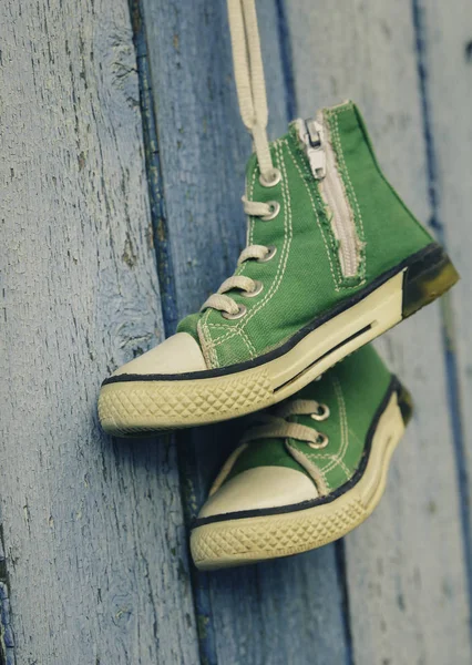 Par Sapatos Têxteis Verdes Usados Pendurar Fundo Azul Close — Fotografia de Stock