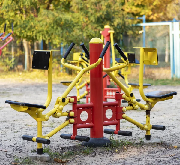 红铁模拟器在城市公共公园 秋季运动 — 图库照片