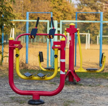 sonbahar günü spor bir şehir genel parkta oynamak kırmızı demir simülatörü