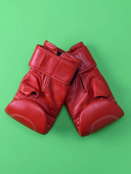 Röd Sport Läder Boxningshandskar Grön Bakgrund Ovanifrån — Stockfoto