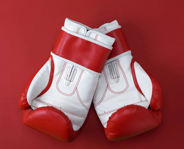 上面ビュー 赤の背景に赤白革ボクシング グローブのペア — ストック写真