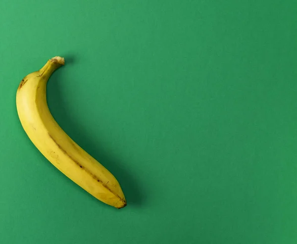 Ripe Yellow One Banana Green Background Copy Space — Stock Photo, Image