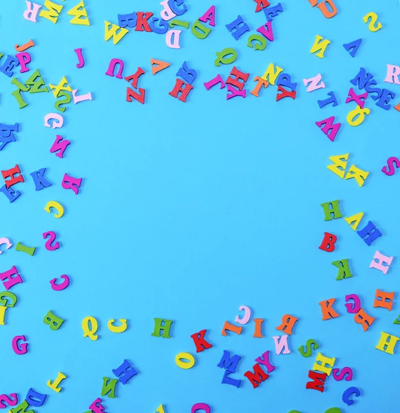 Mehrfarbige Buchstaben Des Englischen Alphabets Auf Blauem Hintergrund Kopierraum — Stockfoto