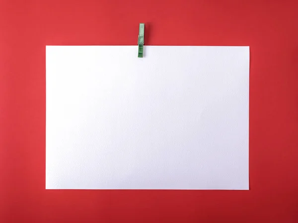 Bílé Prázdné List Výkresu Zelené Plastové Clothespin Červené Pozadí Kopírování — Stock fotografie