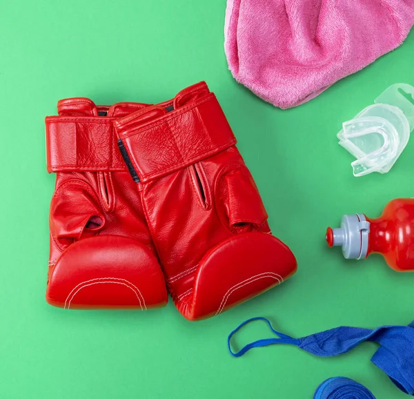 Gants Boxe Cuir Rouge Bouteille Eau Plastique Serviette Rose Bandage — Photo