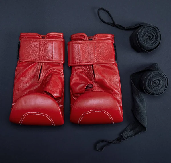 Par Guantes Boxeo Cuero Rojo Vendaje Textil Negro Sobre Fondo —  Fotos de Stock