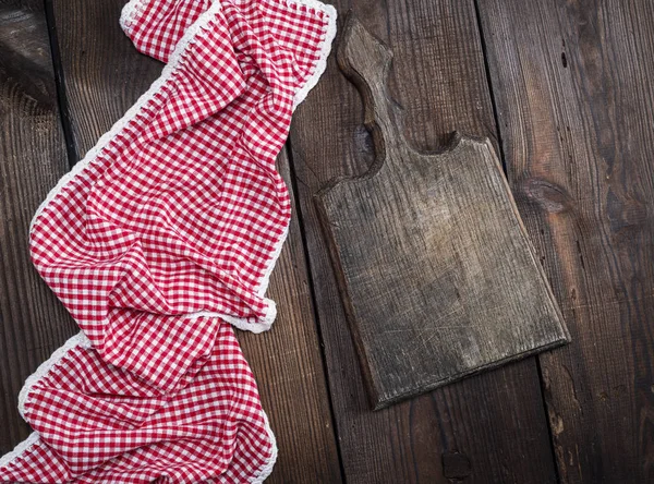Lege Zeer Oude Keuken Snijplank Met Handvat Rode Handdoek Een — Stockfoto