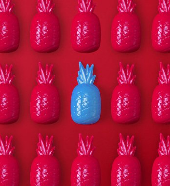 pek çok kırmızı ve kırmızı bir arka plan üzerinde bir mavi plastik oyuncak ananas