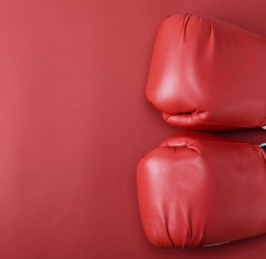 Çift kırmızı deri boks eldiveni kırmızı bir arka plan kopya alanı üzerinde