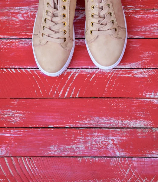 Pinkfarbene Damen Lederturnschuhe Mit Schnürung Auf Rotem Holzhintergrund — Stockfoto