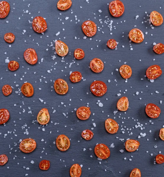 Meio Tomate Cereja Vermelho Maduro Polvilhado Com Sal Sobre Fundo — Fotografia de Stock