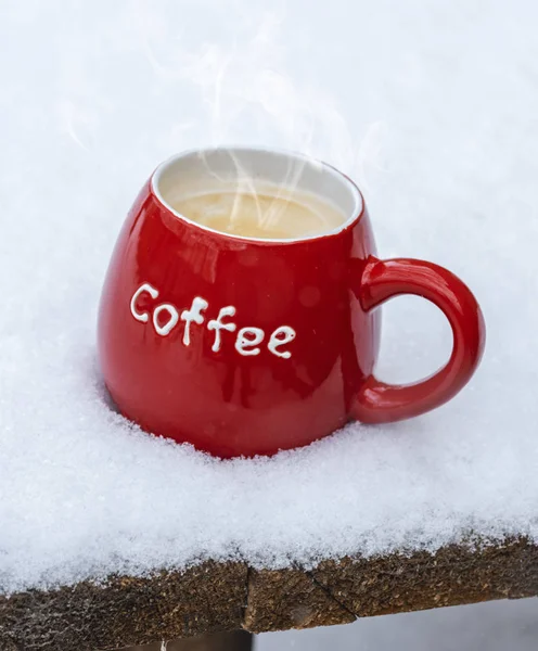 Caneca Cerâmica Vermelha Com Café Preto Neve Branca Perto — Fotografia de Stock