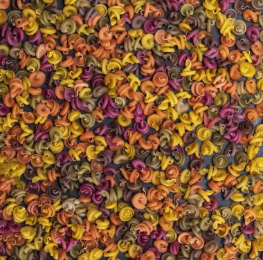 hazırlıksız Düdük makarna çok renkli sarmal buğday unu siyah bir zemin üzerine