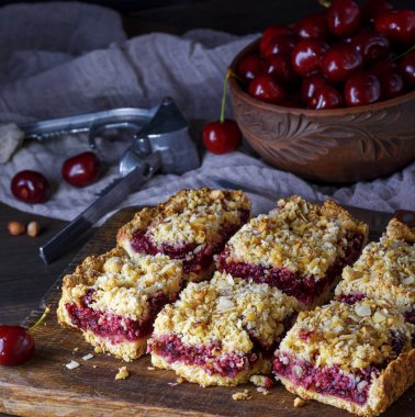 kare dilim kek kek üzerinde kahverengi ahşap masa, üstten görünüm