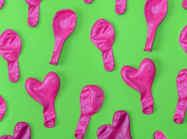 Πολλά Μακριά Φυσητό Καουτσούκ Ροζ Μπαλόνια Πράσινο Φόντο — Φωτογραφία Αρχείου