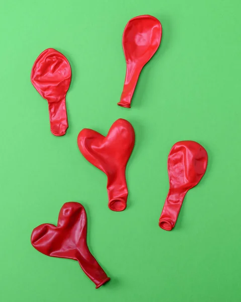 Червоні Гумові Кульки Вибухають Формі Серця Зеленому Фоні — стокове фото