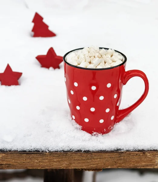 Ceramiczny Czerwony Kubek Białymi Kropkami Polki Gorącą Czekoladą Piankami Śniegu — Zdjęcie stockowe