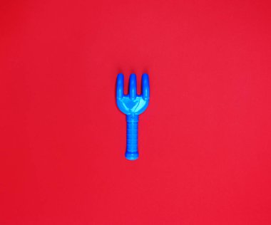 mavi bebek plastik komisyon üzerinde kırmızı bir arka plan boş boşluk