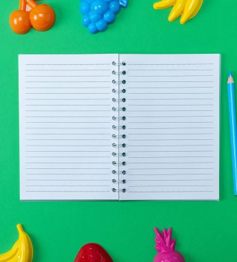 çizgi üzerinde yeşil bir arka plan boş beyaz çarşaflı Not defterini açın