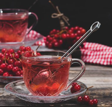 kartopu çay bir cam saydam Kupası ve gri bir ahşap masa üzerinde uçan daire vintage tonlama