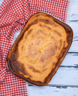 süzme peynir ve balkabağı beyaz ahşap bir masa üstten görünüm üzerinde bütün dikdörtgen pasta