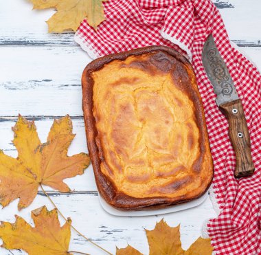 süzme peynir ve balkabağı beyaz ahşap bir masa üstten görünüm üzerinde bütün dikdörtgen pasta