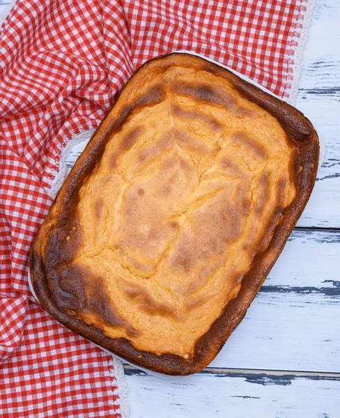 süzme peynir ve balkabağı beyaz ahşap bir masa üstten görünüm üzerinde bütün dikdörtgen pasta