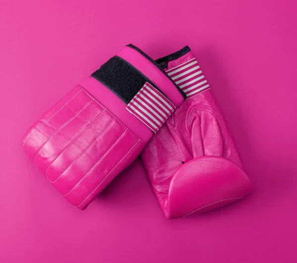 新的粉红色运动皮革拳击手套粉红色的背景 顶部视图 — 图库照片