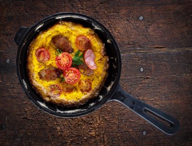 şantili tavuk yumurtası sosis adet kahverengi ahşap bir masa üstten görünüm bir siyah yuvarlak tavada kızarmış