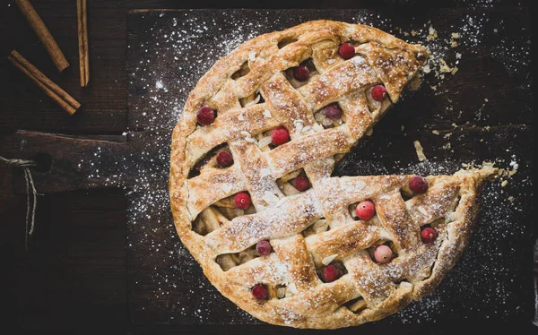 Torta Mele Rotonda Forno Con Pezzo Tagliato Vista Dall Alto — Foto Stock