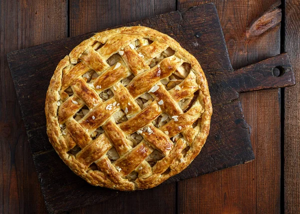 烤整个圆形苹果派在一个棕色的木板 粉扑糕点 顶视图 — 图库照片