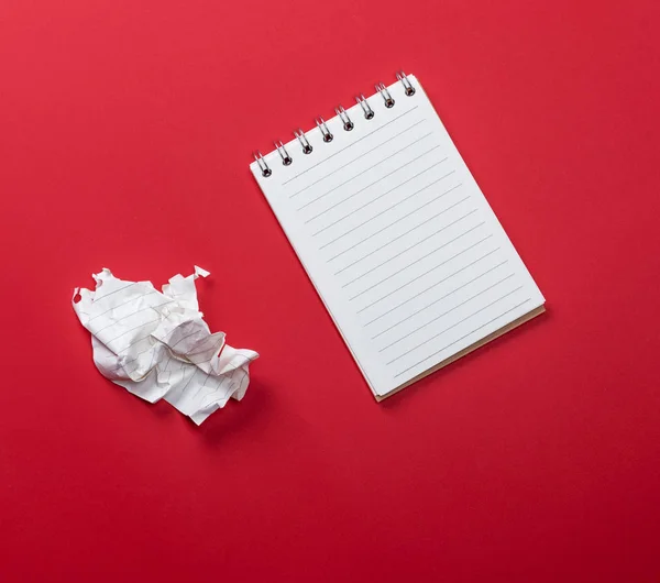 Nyissa Meg Notebook Fehér Ágynemű Egy Gyűrött Papírlap Piros Háttéren — Stock Fotó
