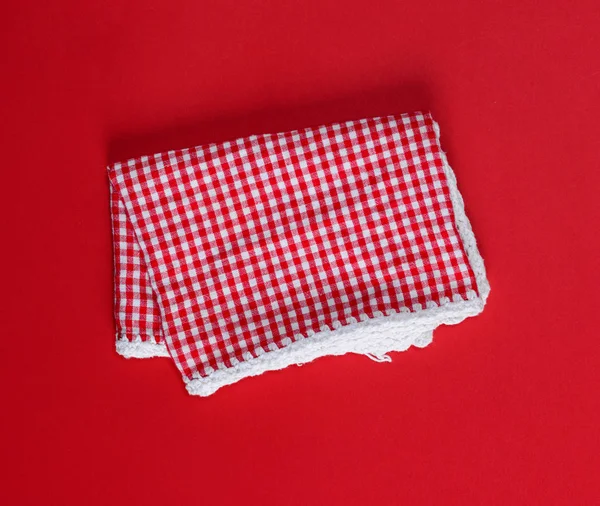Gevouwen Rode Katoen Keuken Handdoek Het Vak Een Rode Achtergrond — Stockfoto
