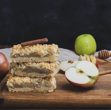 bir kahverengi ahşap tahta üzerinde elmalı pasta grafiğin dilimlerini pişmiş, yakın çekim