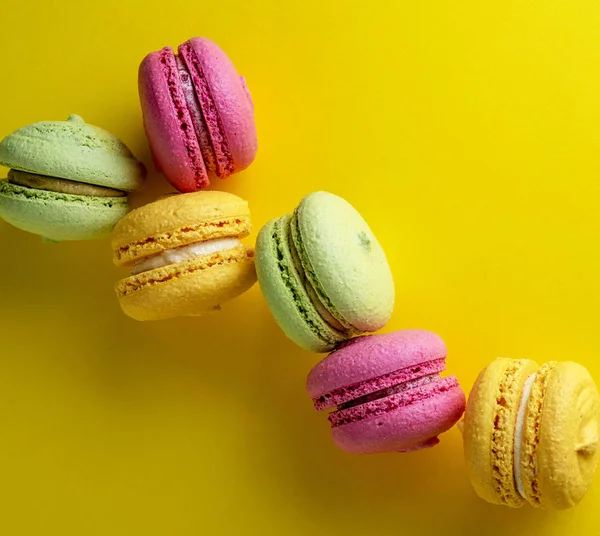 Veelkleurige Ronde Macarons Amandel Meel Cake Een Gele Achtergrond — Stockfoto