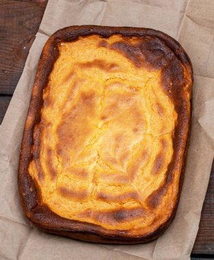 süzme peynir ve kabak ahşap bir masa, üstten görünüm üzerinde bütün dikdörtgen pasta