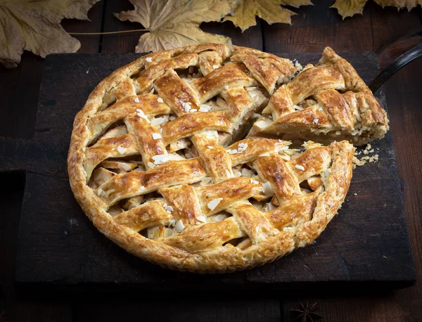 Gebackener Traditioneller Obstkuchen Auf Einem Braunen Holzbrett — Stockfoto