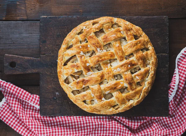 Gebackener Ganzer Runder Apfelkuchen Auf Einem Rechteckigen Alten Braunen Brett — Stockfoto