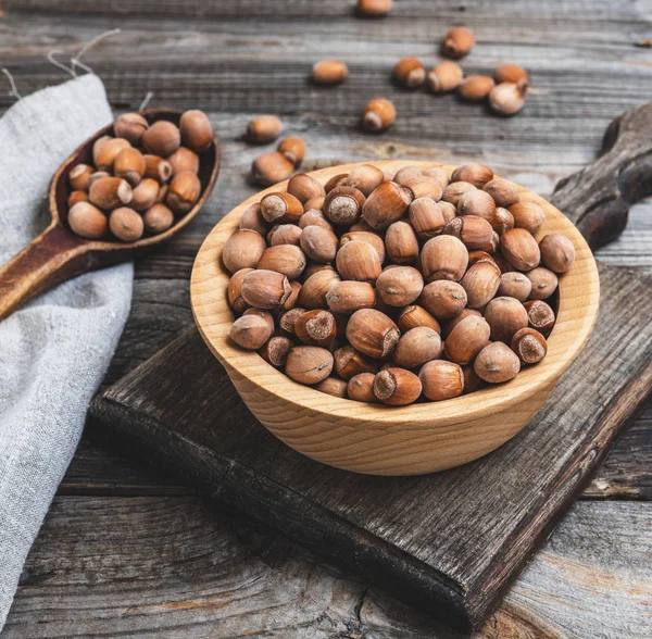 Орехи фундука в коричневой деревянной чаше — стоковое фото