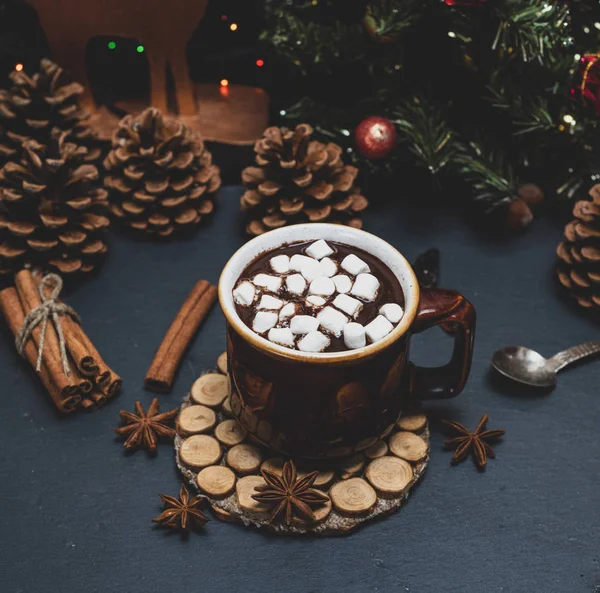 Keramikmugg med varm choklad och vit marshmallow — Stockfoto