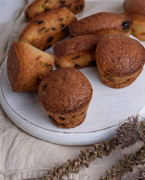 Kleine runde gebackene Cupcakes mit Trockenfrüchten und Rosinen — Stockfoto