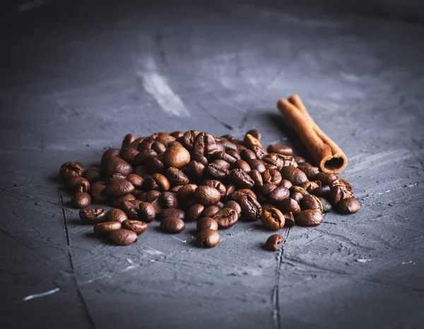 Pila de granos de café tostados marrón — Foto de Stock