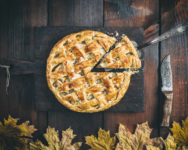 Tarte aux pommes américaine classique avec pâte feuilletée sur un vieux chaton brun — Photo