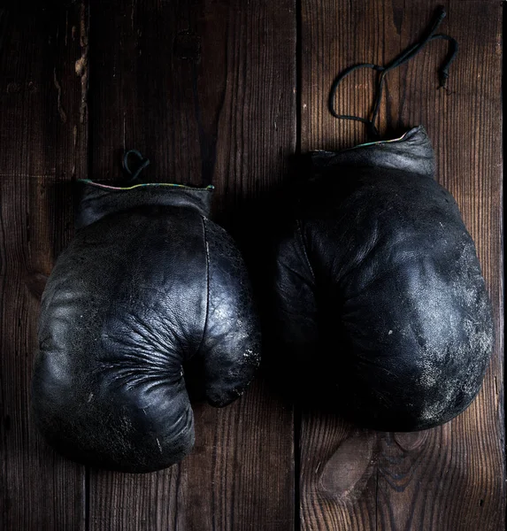 Very Old Black Boxing Gloves Brown Wooden Background Top View — Stock Photo, Image