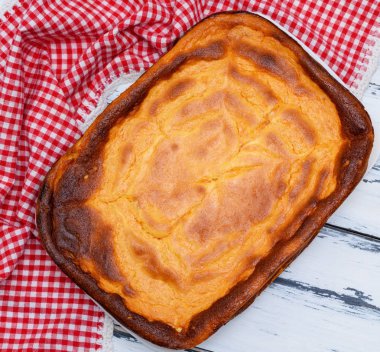 süzme peynir ve balkabağı beyaz ahşap bir masa üstten görünüm üzerinde bütün dikdörtgen pasta