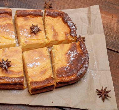 balkabağı peynirli kek dilimlenmiş, üst görünüm