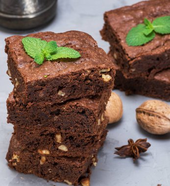 yığın kare adet ceviz ile çikolatalı kek pasta pişmiş, yakın çekim