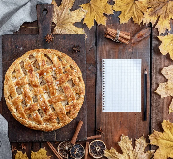 Tarte Aux Pommes Ronde Cuite Four Sur Une Planche Bois — Photo