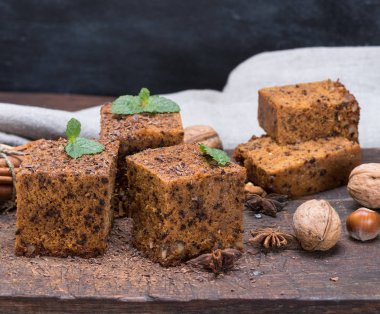 kare dilimler bir ahşap gemide sünger kek pasta whith fındık